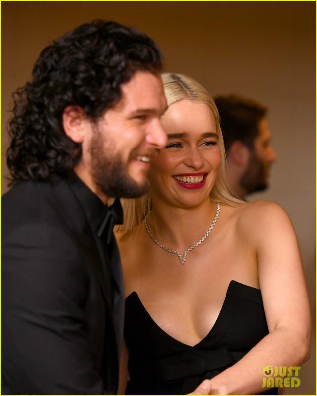 emilia-clarke-kit-harington-pose-together-in-golden-globes-2018-press-room-04.thumb.jpg.1551e0041669361c6fae7af8e13626f4.jpg